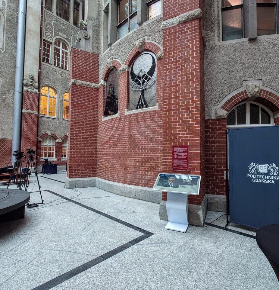 Politechnika Gdańska - infokiosk na dziedzińcu kampusu